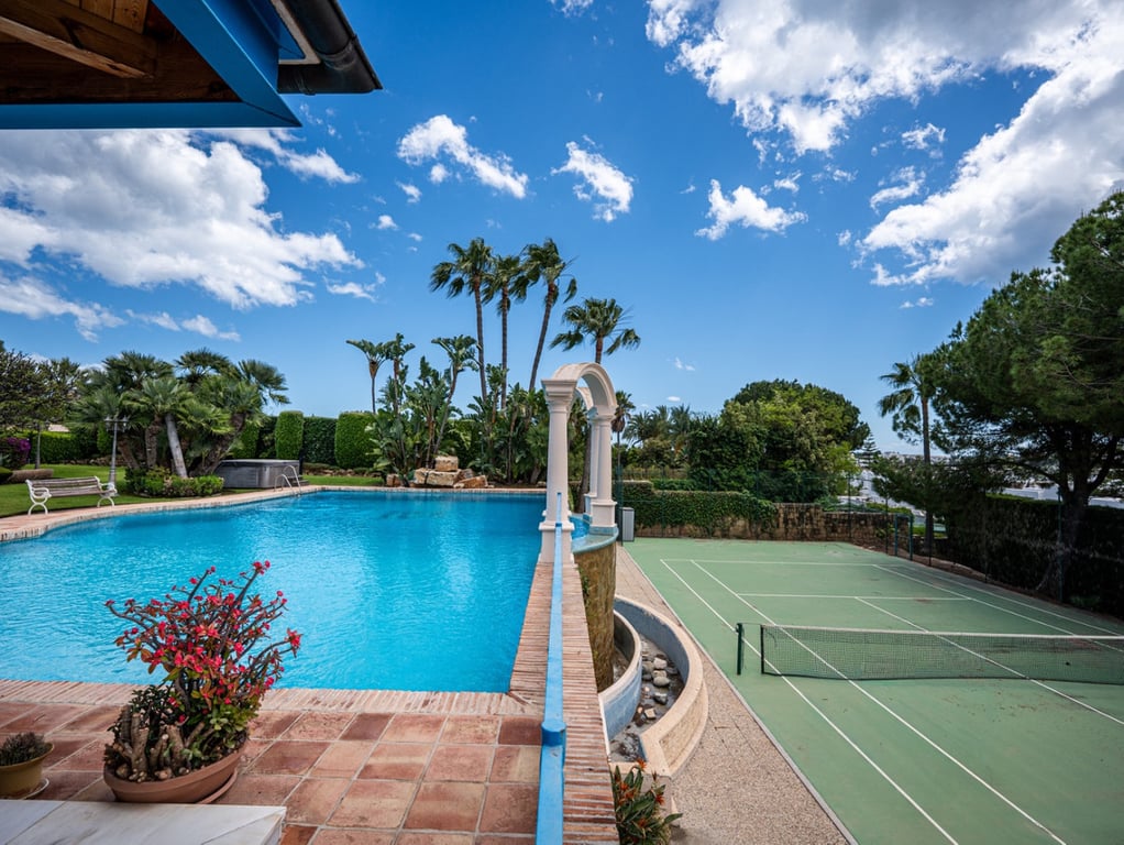 Villa in Nueva Andalucia - Image 3