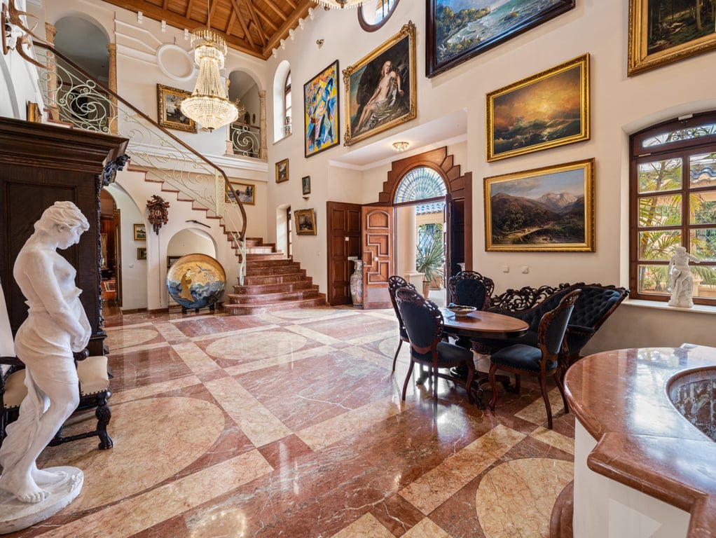 Villa in Nueva Andalucia - Image 2