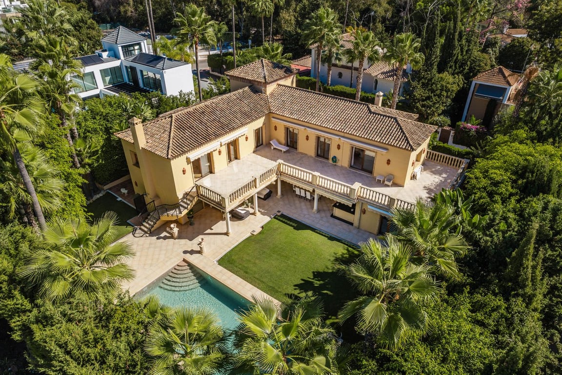 Villa in Nueva Andalucia - Image 2