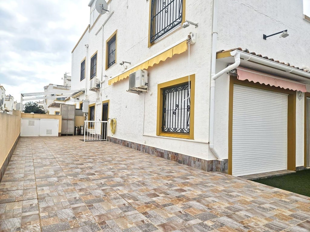 House in Urbanizacion los Balcones - Image 2