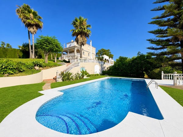 Villa in Estepona - view 1
