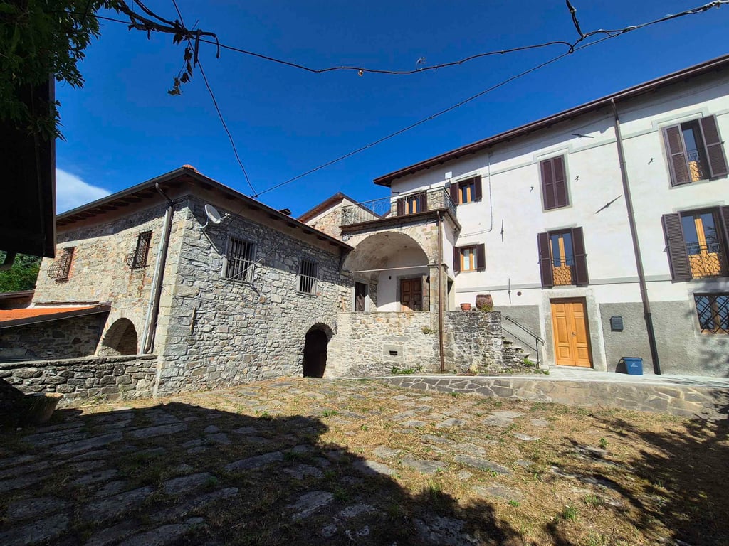 House in Minucciano - Image 3
