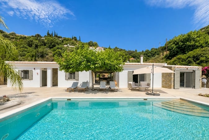Villa in Vasilitsi - view 1