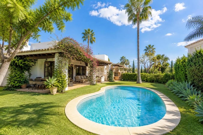 Villa in El Paraiso - view 1
