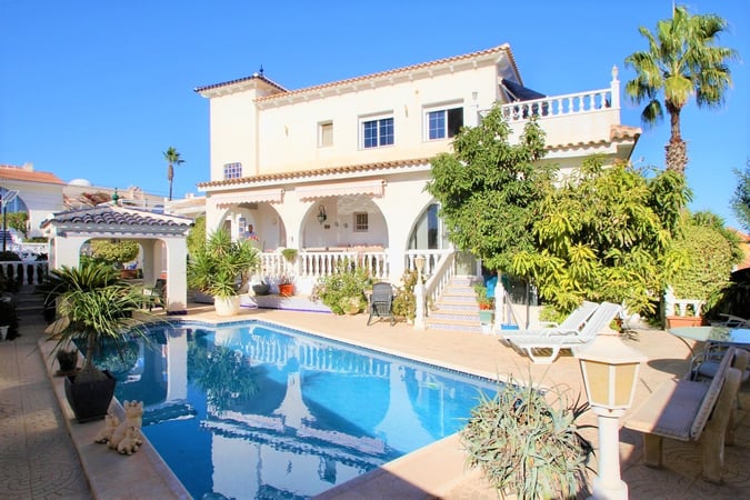 Villa in Villamartin - view 1