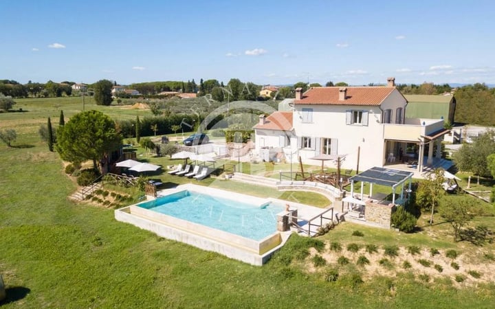 Villa in Creti - view 1
