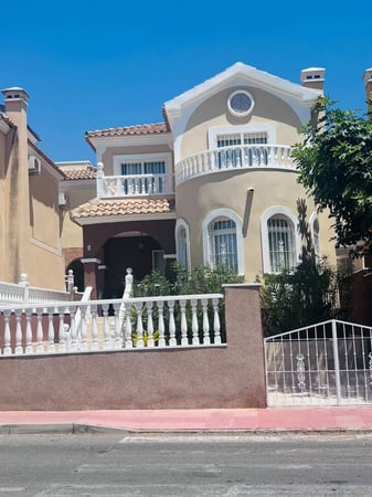 Villa in Villamartin - view 1