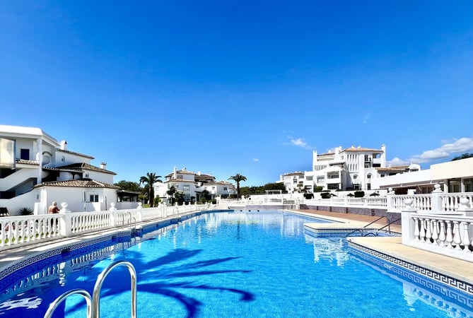 Apartment in Elviria - view 1