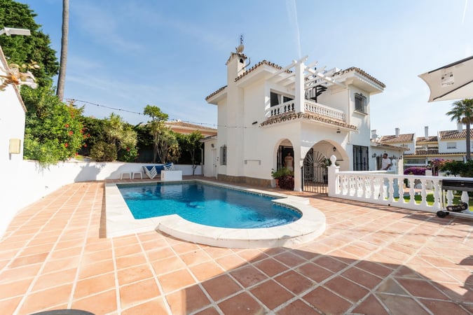 Villa in Sitio de Calahonda - view 1