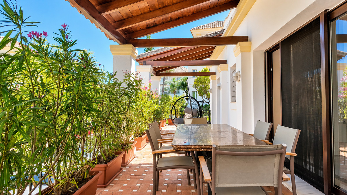 Villa in Nueva Andalucia - Image 2