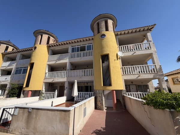 Apartment in Villamartin - view 1