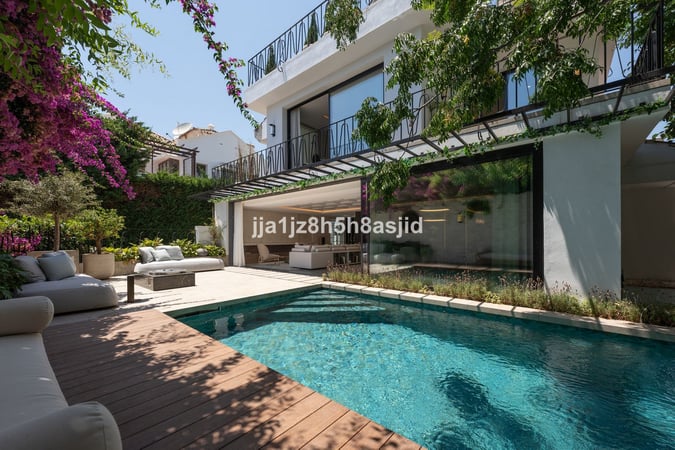 Villa in Nueva Andalucia - view 1