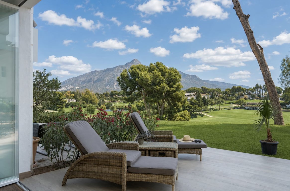 Apartment in Nueva Andalucia - Image 2