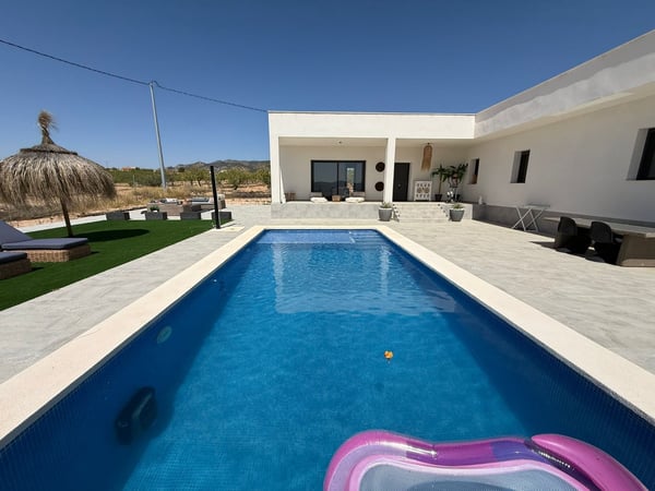 Villa in Pinoso - view 1
