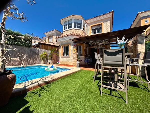 Villa in Urbanizacion El Raso - view 1