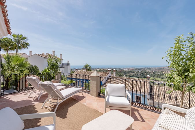 Villa in Benahavis - view 1