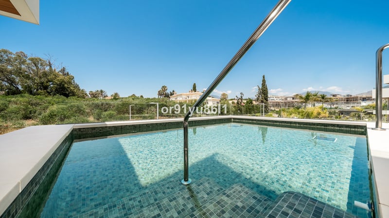 Apartment in Nueva Andalucia - view 1
