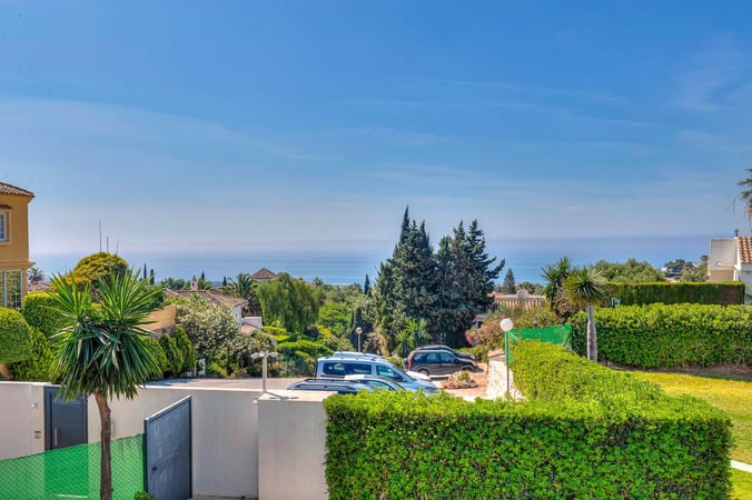 Villa in Sitio de Calahonda - view 1
