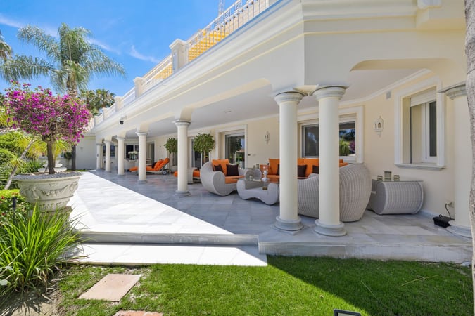 Villa in Nueva Andalucia - view 1