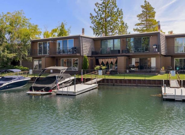 House in Lake Valley - view 1