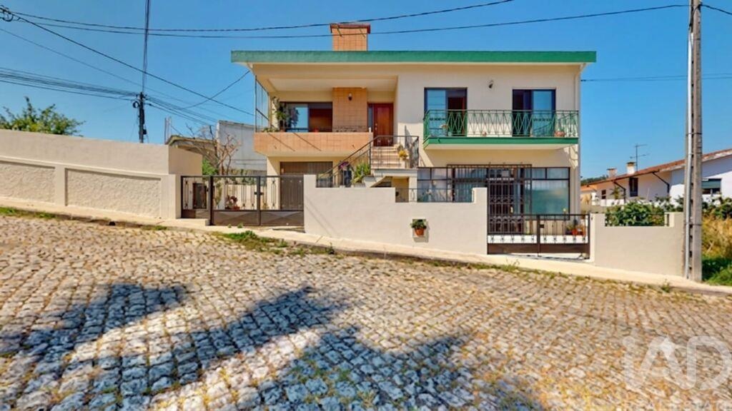 House in Milheiros - Image 2