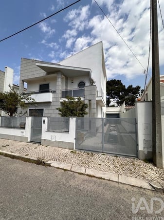 House in Charneca de Caparica - view 1