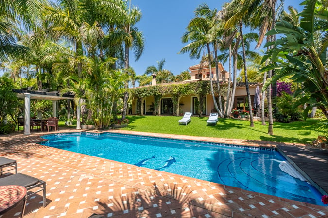 Villa in Nueva Andalucia - view 1