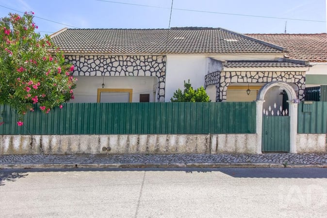 House in Palmela - view 1