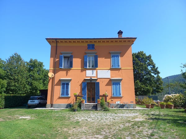 House in Minucciano - view 1