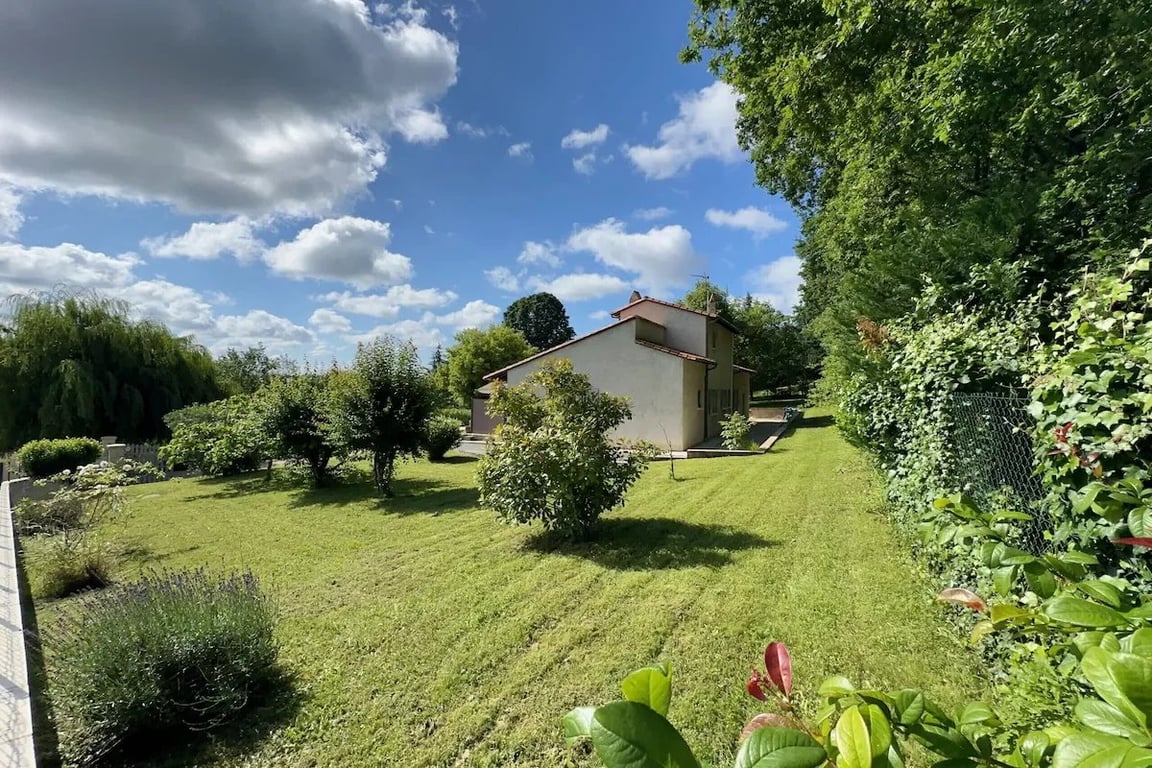 House in Douzillac - Image 2