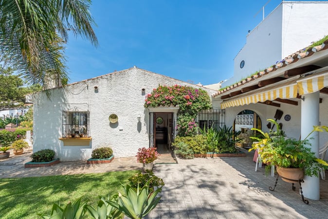 Villa in Nueva Andalucia - view 1