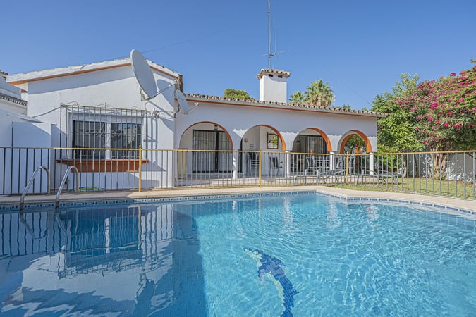 Villa in Nueva Andalucia - view 1