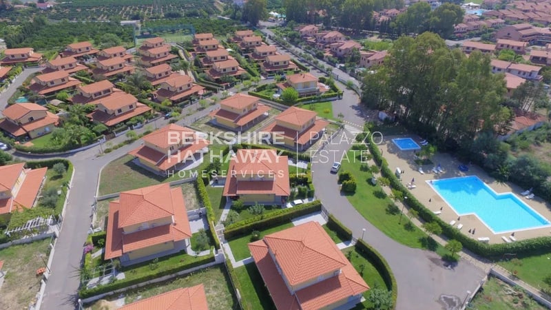 Villa in Pozzo - view 1