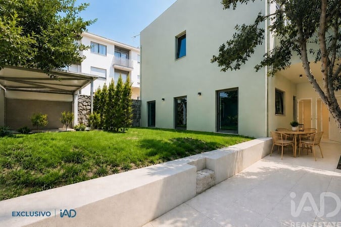 House in Campanha - view 1