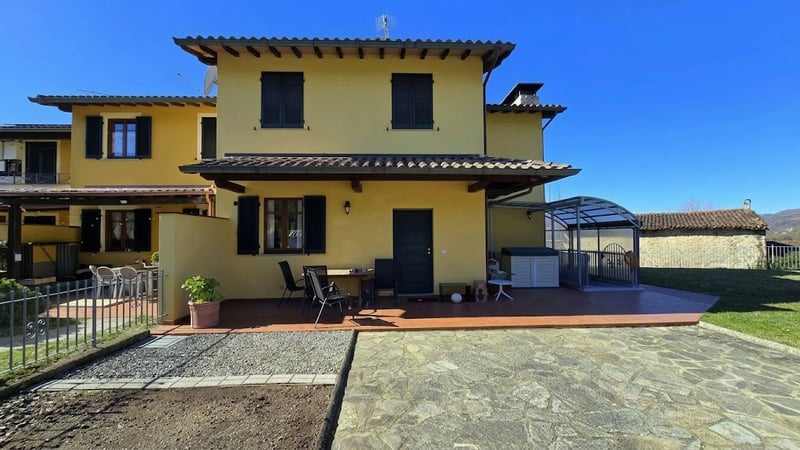 House in Barga - view 1