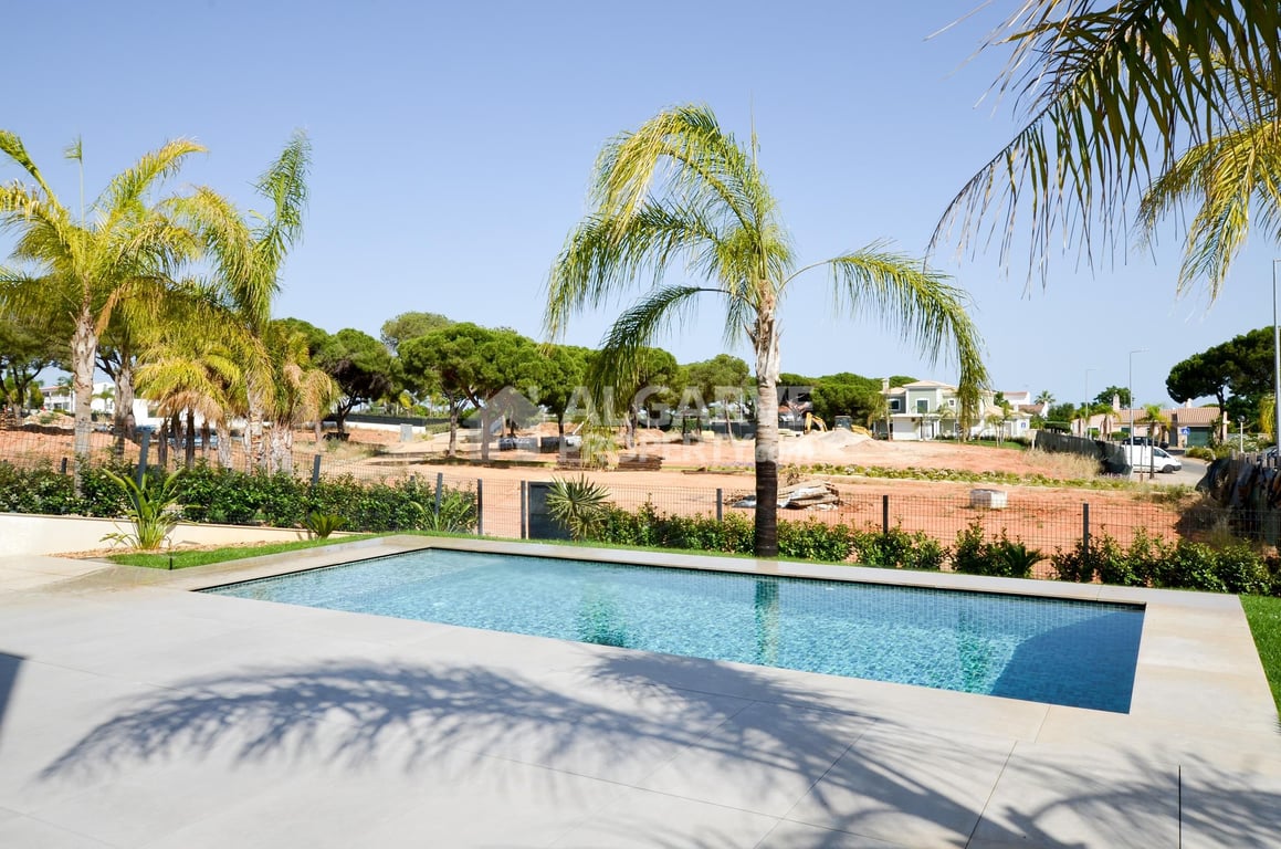 Villa in Quarteira - Image 2