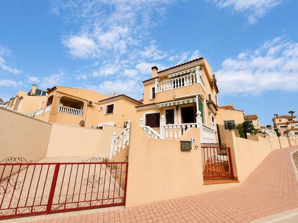 Villa in Villamartin - view 1
