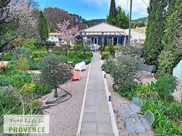 House in Entrecasteaux - view 1