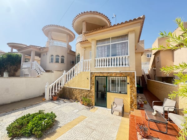 Villa in Villamartin - view 1
