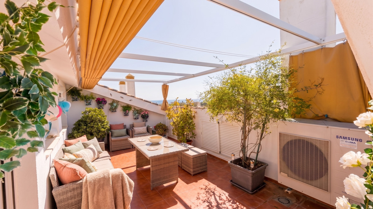 Apartment in Nueva Andalucia - Image 2