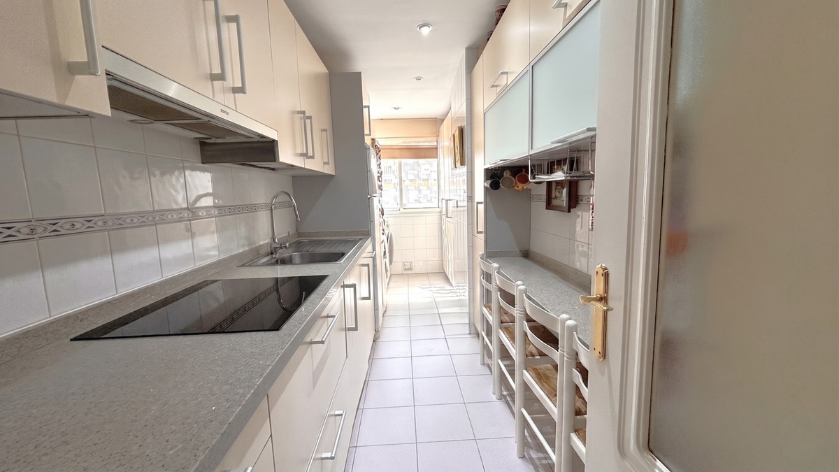 Apartment in Nueva Andalucia - Image 3