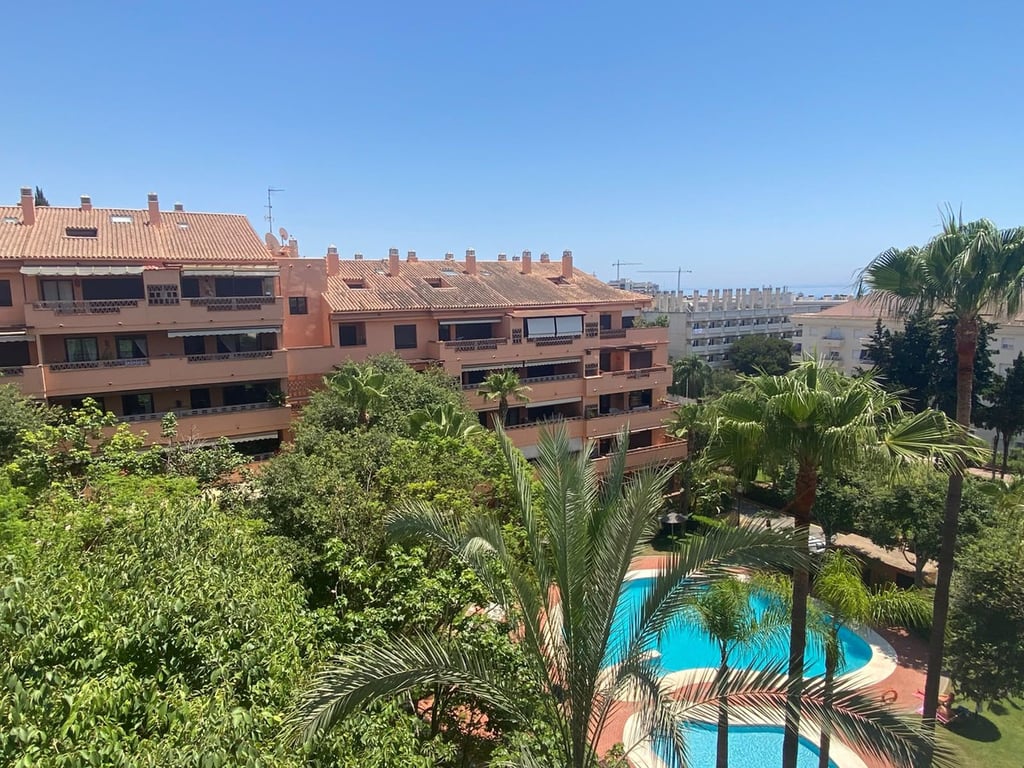 Apartment in Nueva Andalucia - Image 2
