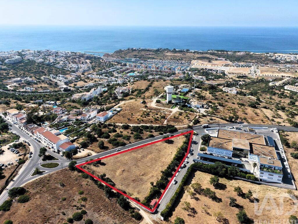 Land in Oura