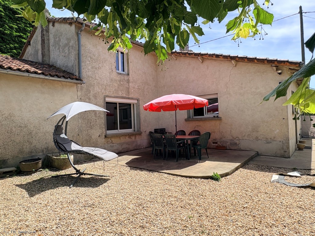 House in Nanteuil-en-Vallee - Image 2