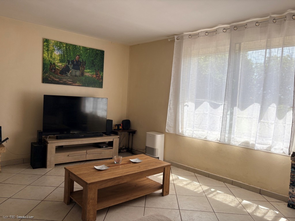 House in Nanteuil-en-Vallee - Image 3