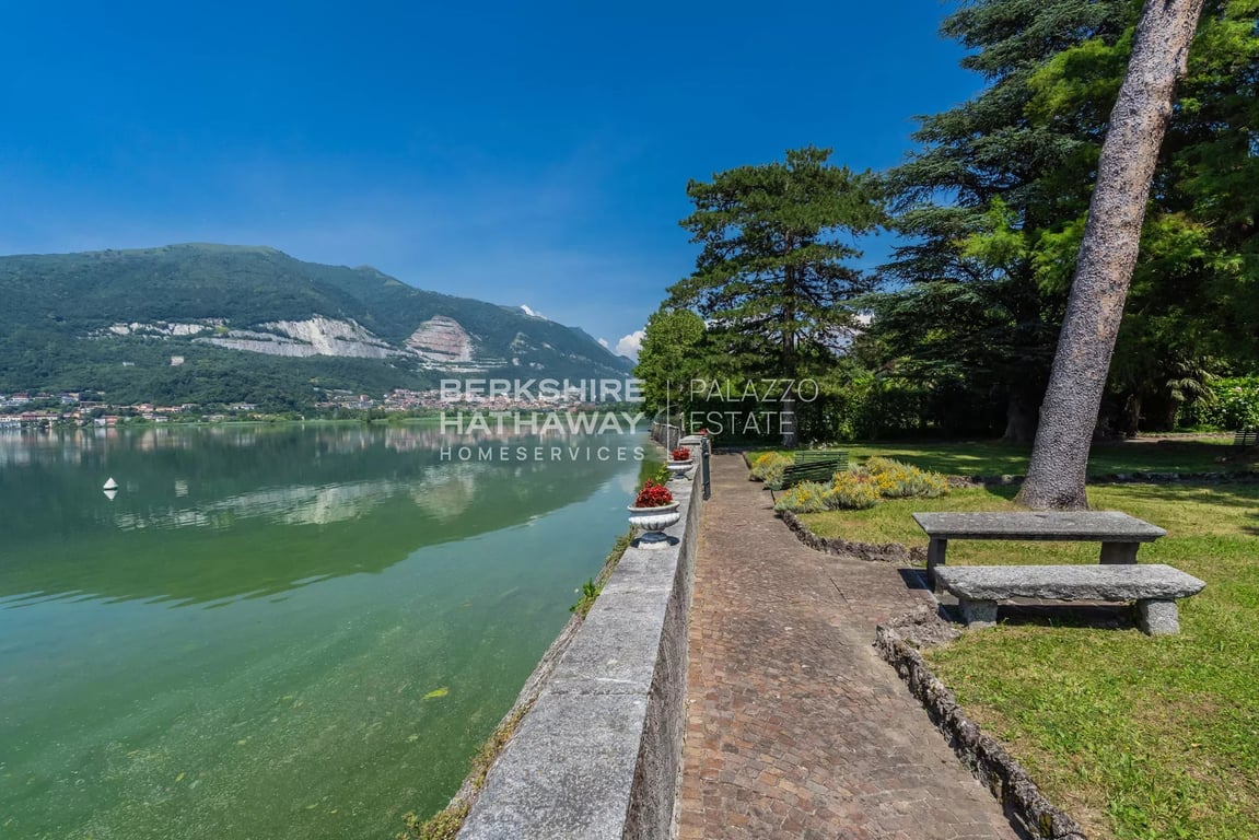 Villa in Bosisio Parini - Image 2