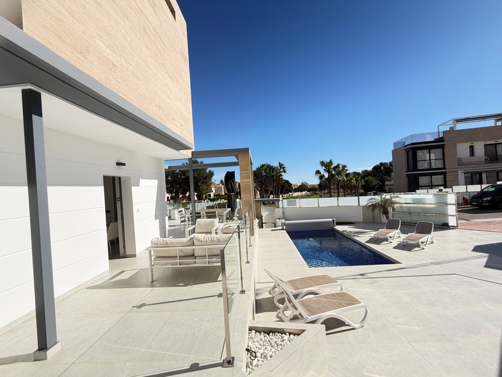 House in Villamartin - Image 3