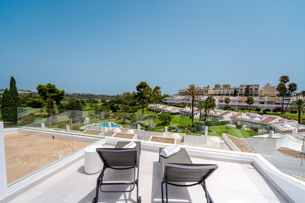 Apartment in Nueva Andalucia - Image 2