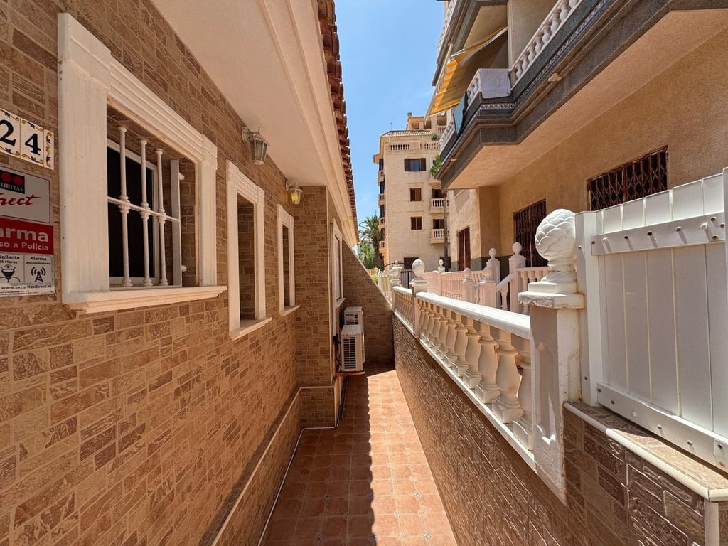 House in Guardamar del Segura - Image 3