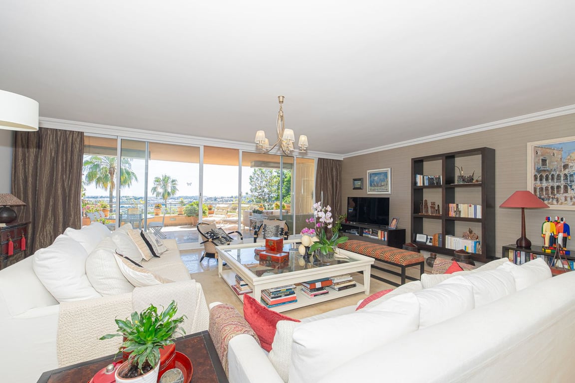 Apartment in Nueva Andalucia - Image 2